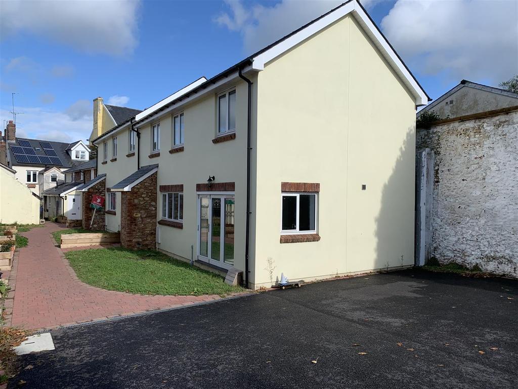 Kings Row, Honiton 3 bed semidetached house £825 pcm (£190 pw)