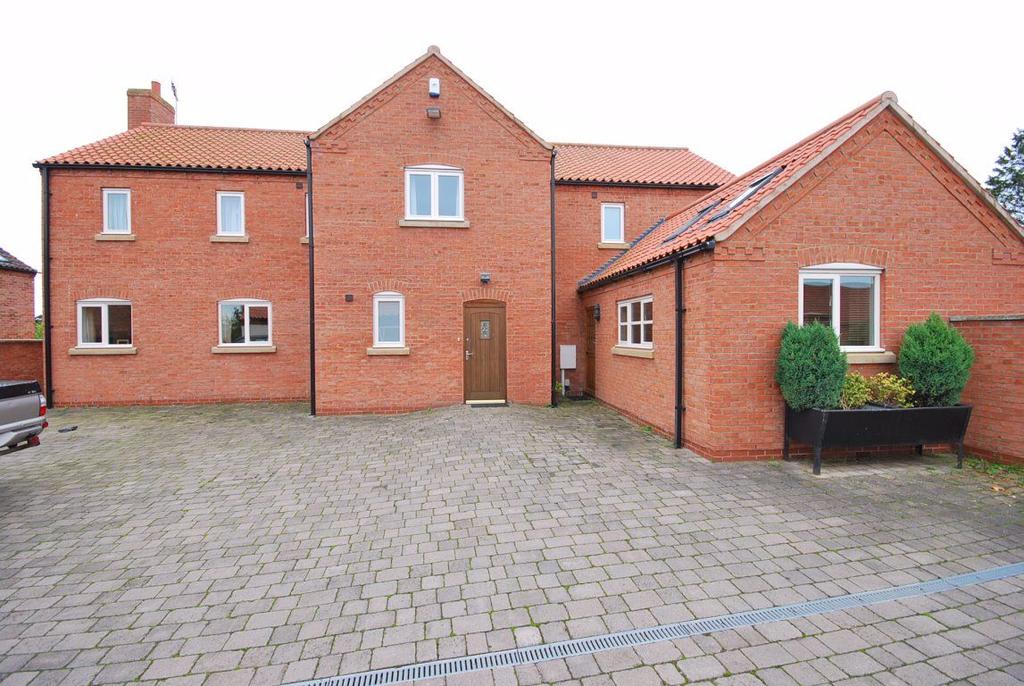 Moor Lane, East Stoke, Nottinghamshire 5 bed house £1,700 pcm (£392 pw)