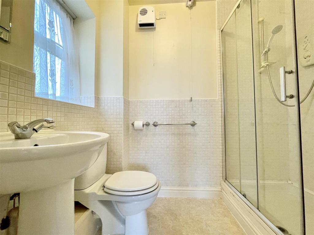 En suite shower room/wc