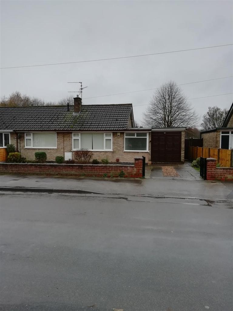 Macaulay Drive, Balderton, Newark 2 bed semidetached bungalow £600