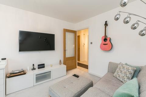20/2 Hawkhill, Edinburgh, EH7 6LA