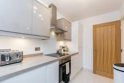 20/2 Hawkhill, Edinburgh, EH7 6LA