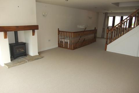 3 bedroom semi-detached house to rent, Swan Lane, Outlane, Huddersfield HD3