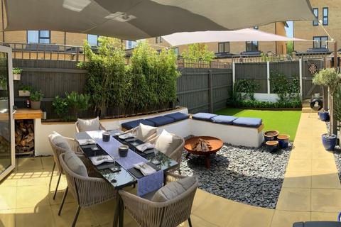 2 Charlock Close, Romford, RM3 0LE