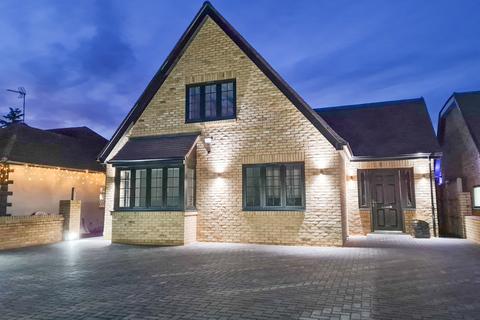 30 Coppermill Road, Wraysbury, Staines, TW19 5NT