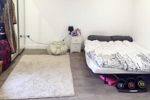 Studio to rent, Lancing Road, West Ealing