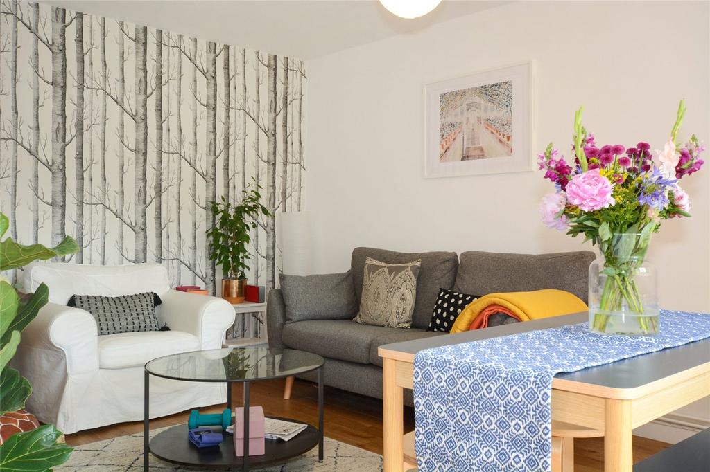 The Cedars, Banbury Road, London, E9 2 bed apartment £2,300 pcm (£531 pw)