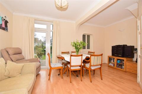 6 Hillyfields, Loughton, IG10 2JS