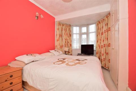 6 Hillyfields, Loughton, IG10 2JS