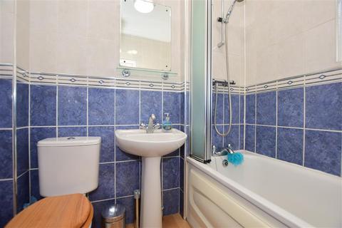 6 Hillyfields, Loughton, IG10 2JS