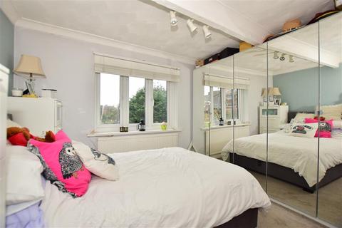 6 Hillyfields, Loughton, IG10 2JS