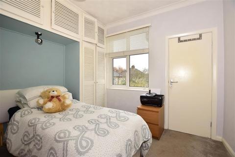 6 Hillyfields, Loughton, IG10 2JS
