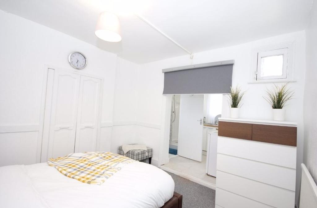 Studio Room For Rent Harley Road NW10 Flat share £700 pcm (£162 pw)
