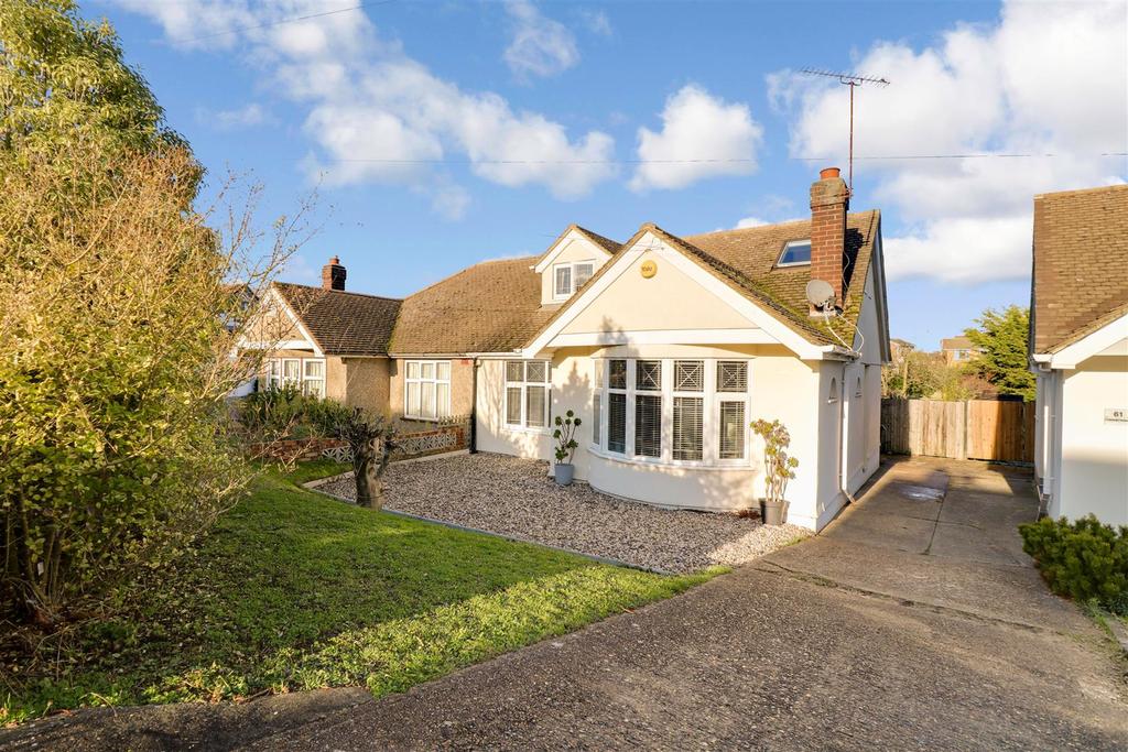 Cotswold Avenue, Rayleigh 3 bed semidetached bungalow £375,000