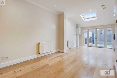 15 Hampton Road, London, E11 4BZ