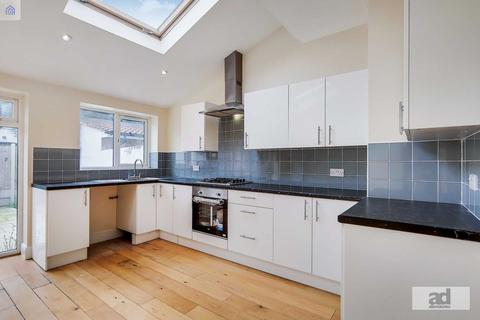 15 Hampton Road, London, E11 4BZ