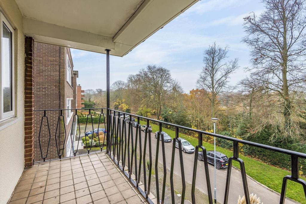 Kelsey Park Avenue, Beckenham 2 bed flat £450,000