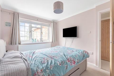 14 Somertons Close, Guildford, GU2 9YB
