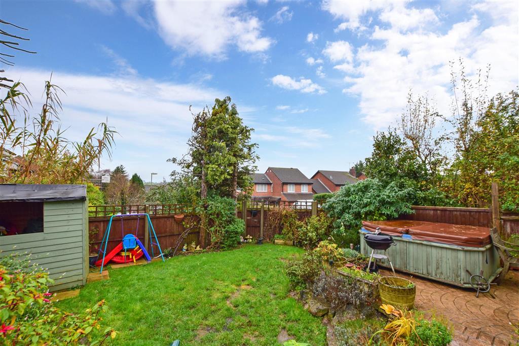 Valley Park Drive, Clanfield, Hampshire 4 bed detached house £369,950