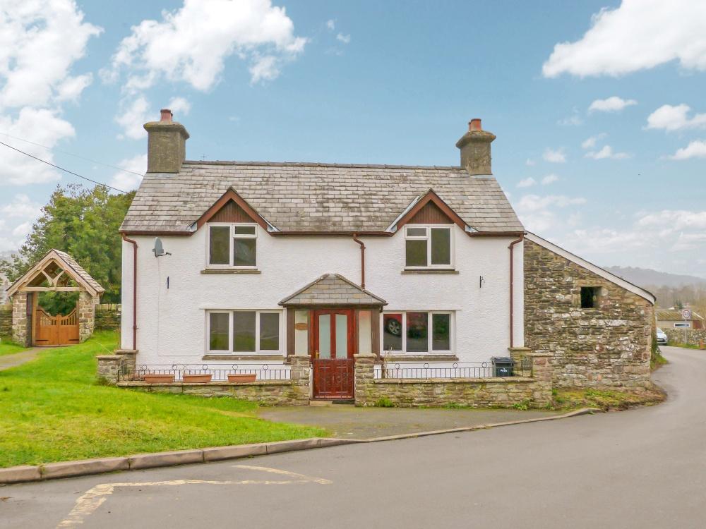 Llangynidr Crickhowell NP8 1NT 2 bed detached house £240,000