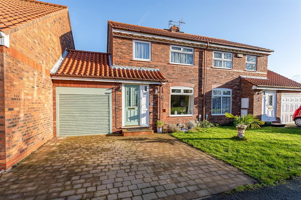 Minster Avenue, Beverley, East Yorkshire, HU17 0ND 3 bed terraced house