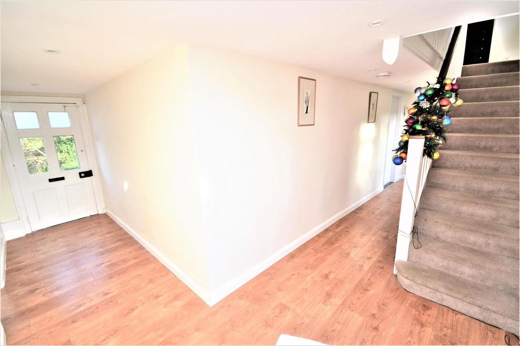 Goodmans Lane, Great Leighs... 4 bed farm house £2,500 pcm (£577 pw)