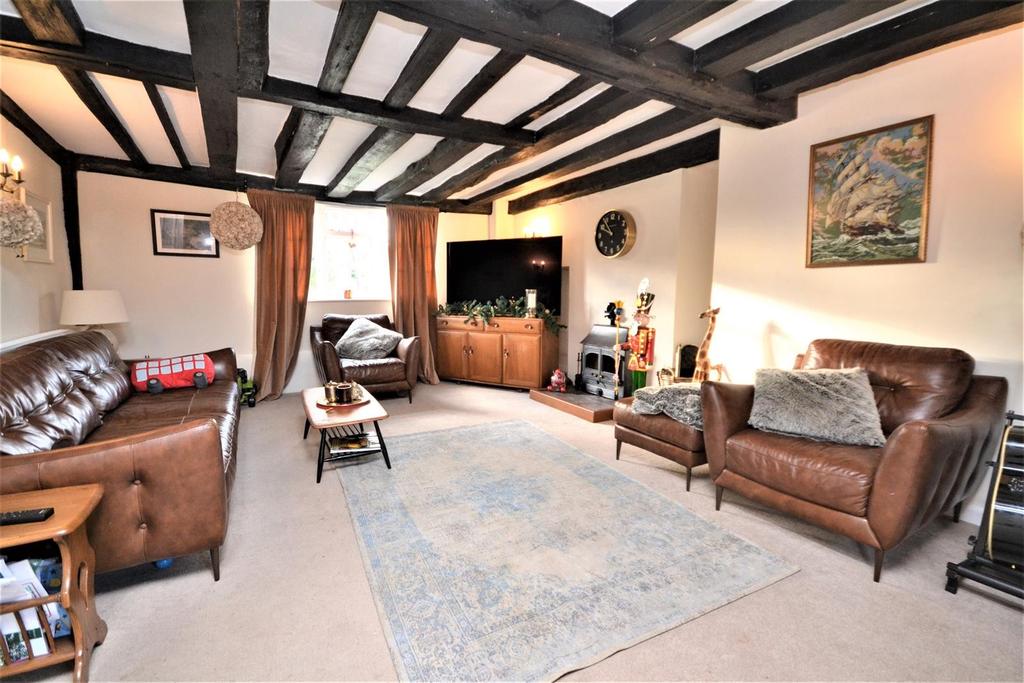 Goodmans Lane, Great Leighs... 4 bed farm house £2,500 pcm (£577 pw)