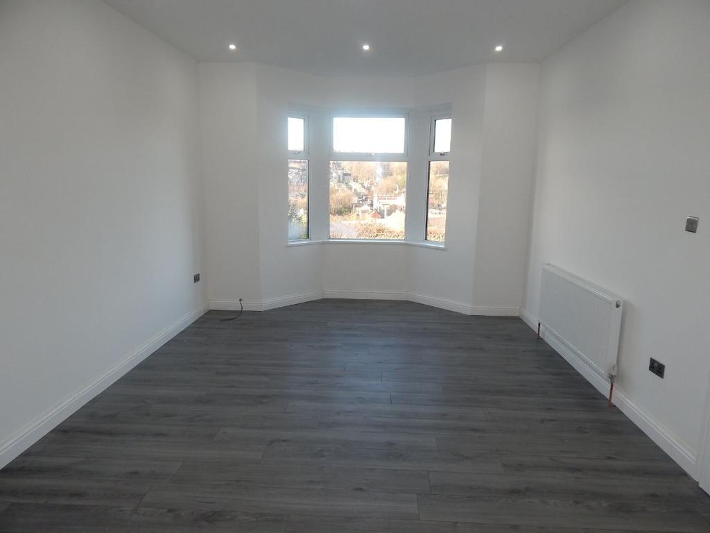 Crackenedge Lane, Dewsbury 3 bed terraced house £750 pcm (£173 pw)