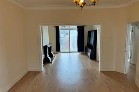 3 bedroom terraced house to rent, IG4 5DB