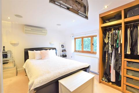 Teena House Gransmore Green, Felsted, Dunmow, CM6 3LA