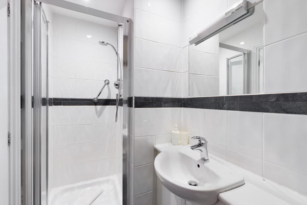 En Suite Shower for Bedroom 1