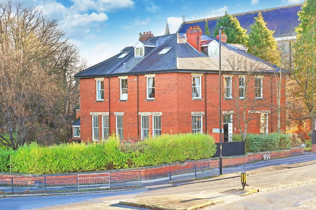 Leeds Road, Harrogate 2 bed apartment £300,000