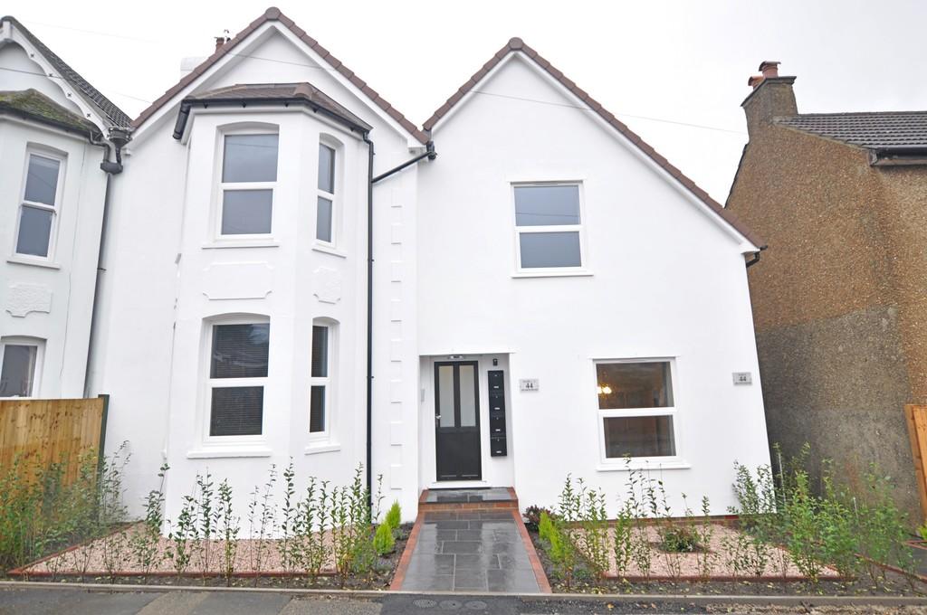 Francis Road,Caterham 1 bed flat to rent £1,250 pcm (£288 pw)