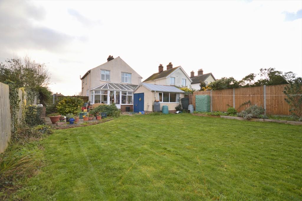 Colchester Road, Lawford, Manningtree, CO11 2BN 3 bed detached house