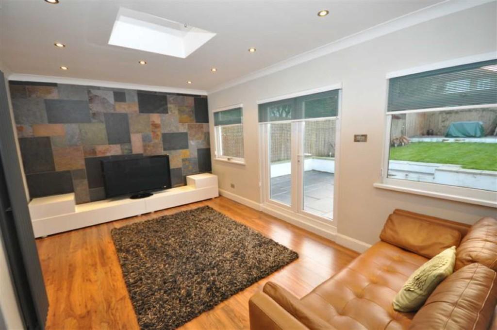 Onslow Gardens, South Woodford 3 bed semidetached house £2,000 pcm