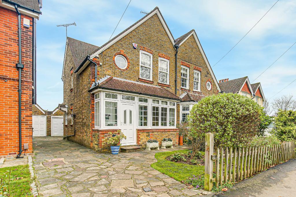 Leas Road, Warlingham, Surrey, CR6 9LP 4 bed semidetached house £640,000