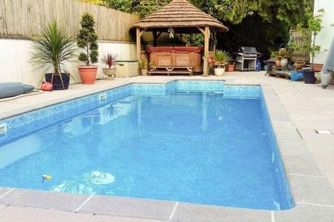 1 The Close, Paignton, TQ4 6JQ