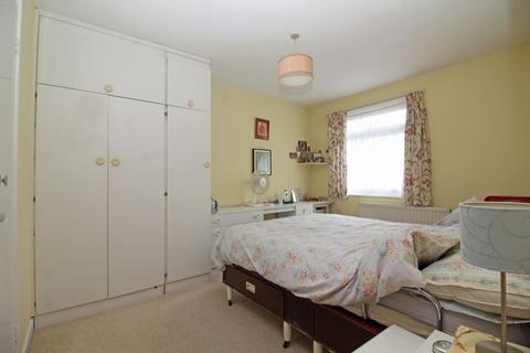 42 Nicola Close, South Croydon, CR2 6NB