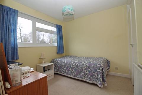 42 Nicola Close, South Croydon, CR2 6NB