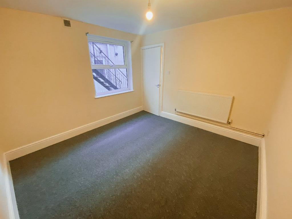 https://media.onthemarket.com/properties/9729368/1460655488/image-3-1024x1024.jpg