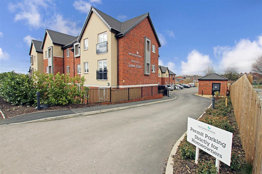 Lawn Court communal.jpg