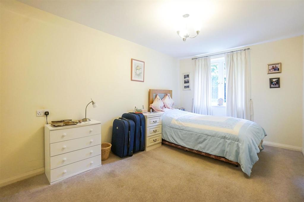 Main bedroom (2).jpg