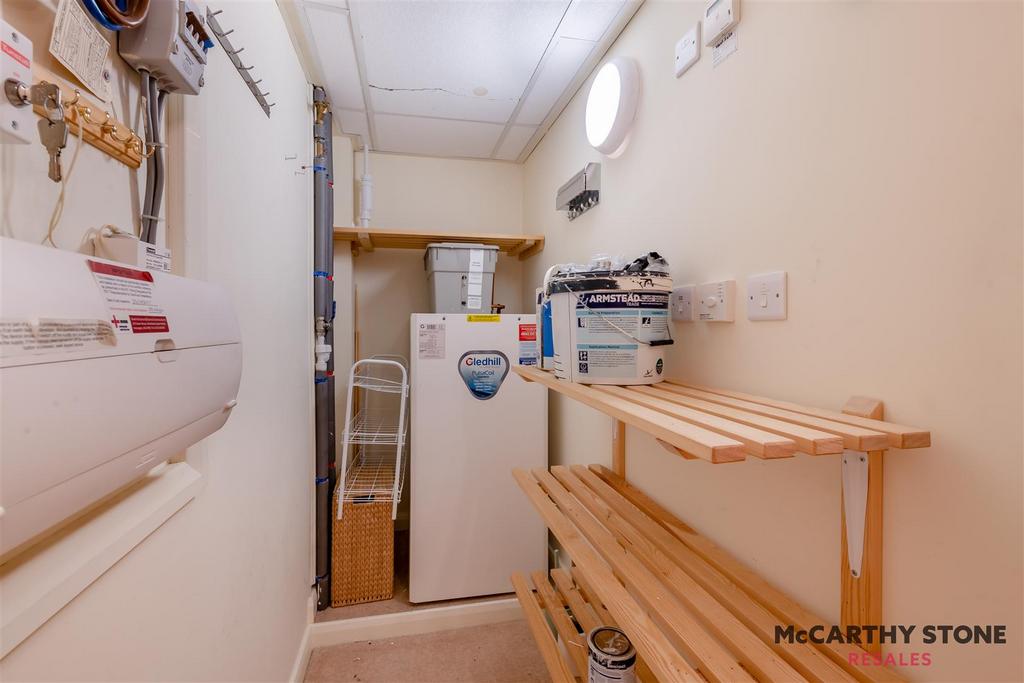 8587339-interior16.jpg