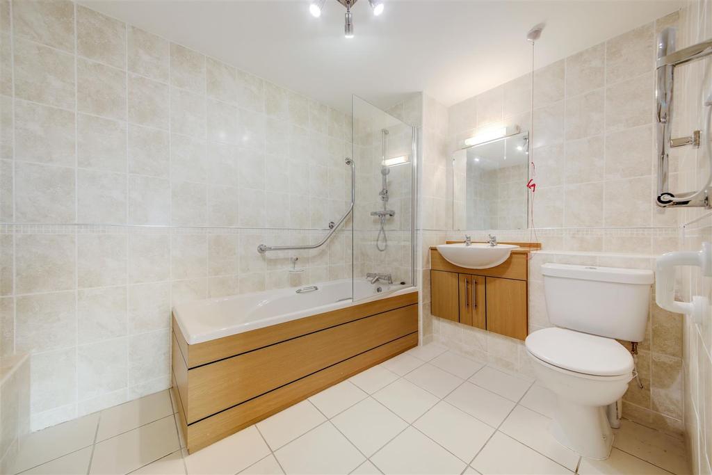 En-suite Bathroom.jpg