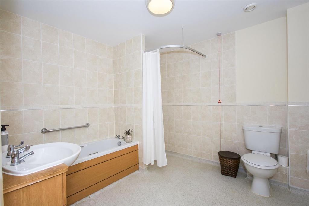 Bathroom (2).jpg