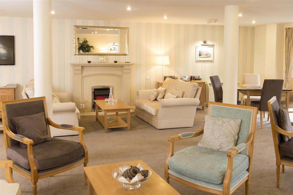 Malpas Court communal lounge.jpg