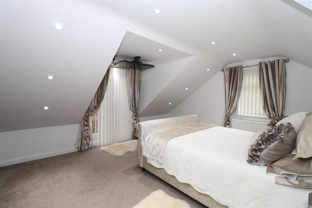 Old Hollings Hill, Guiseley, Leeds 3 bed house £1,800 pcm (£415 pw)