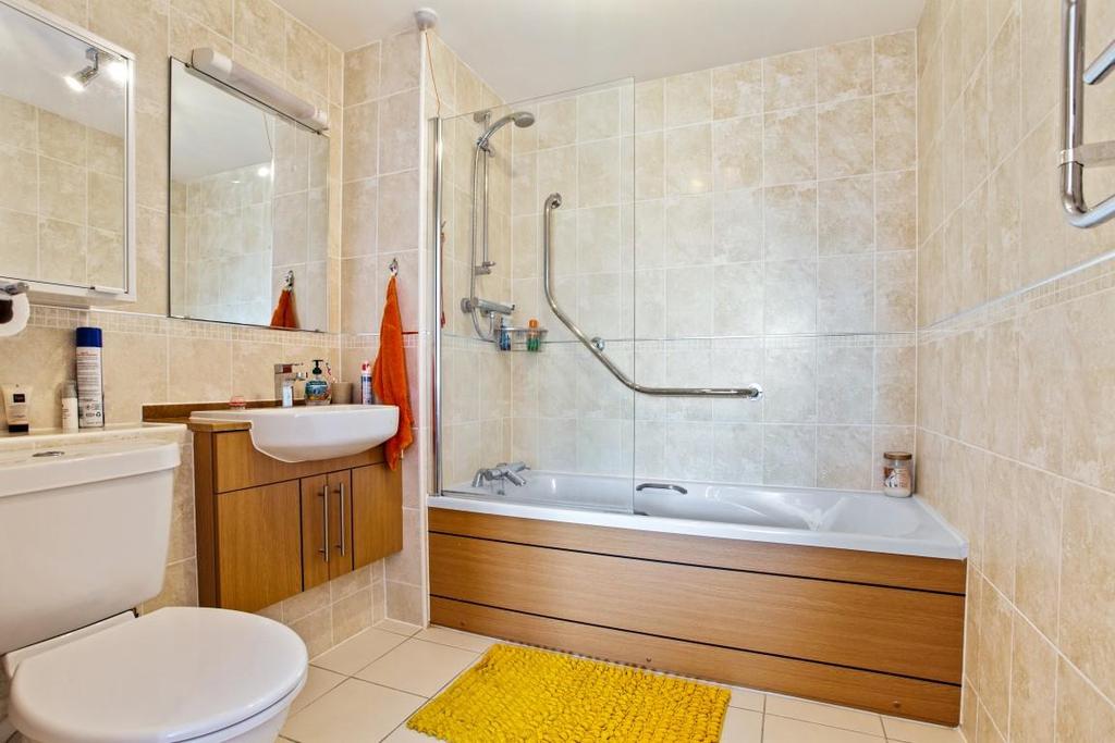 En-suite Bathroom.jpg