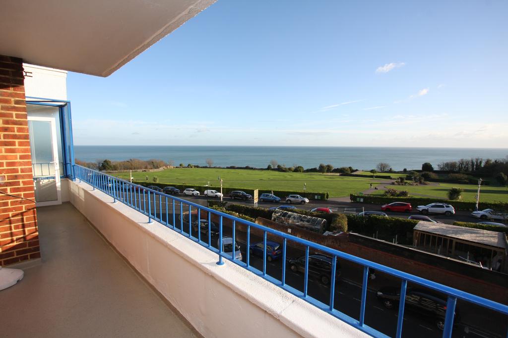 Dolphin Court, Cliff Road, Eastbourne BN20 2 bed apartment for sale £