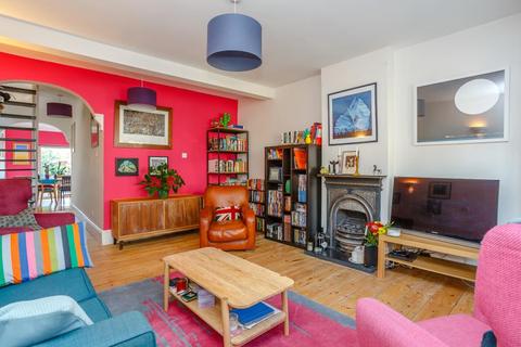 50 Avenue Road, Kingston Upon Thames, KT1 2RB